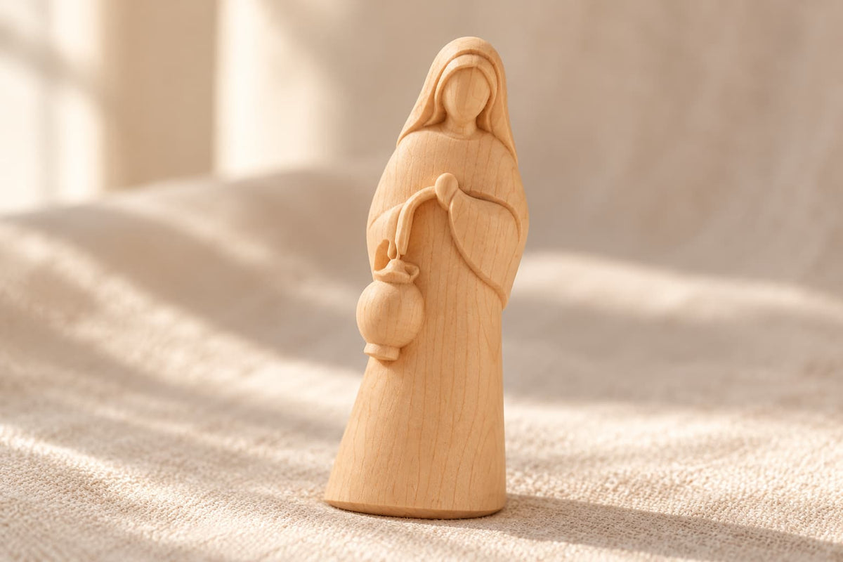Detalle de una figura de belén tallada a mano en madera de arce